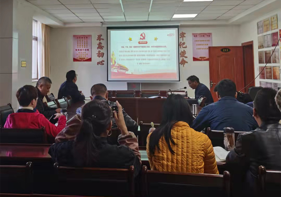 党的十九大代表向巴扎西同志讲党课.jpg