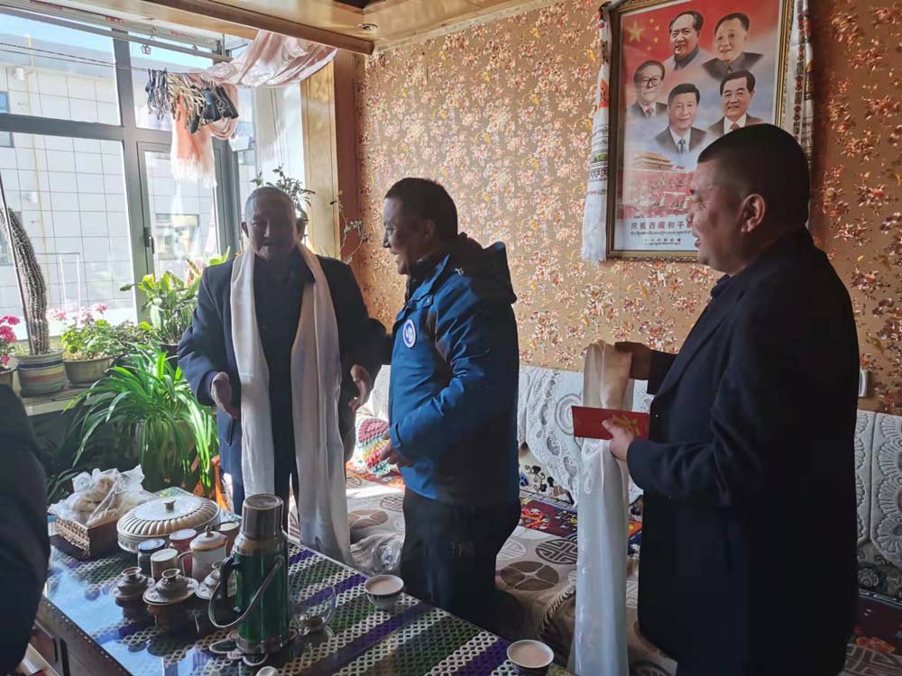 地质五队党委开展藏历新年慰问老干部活动.jpg