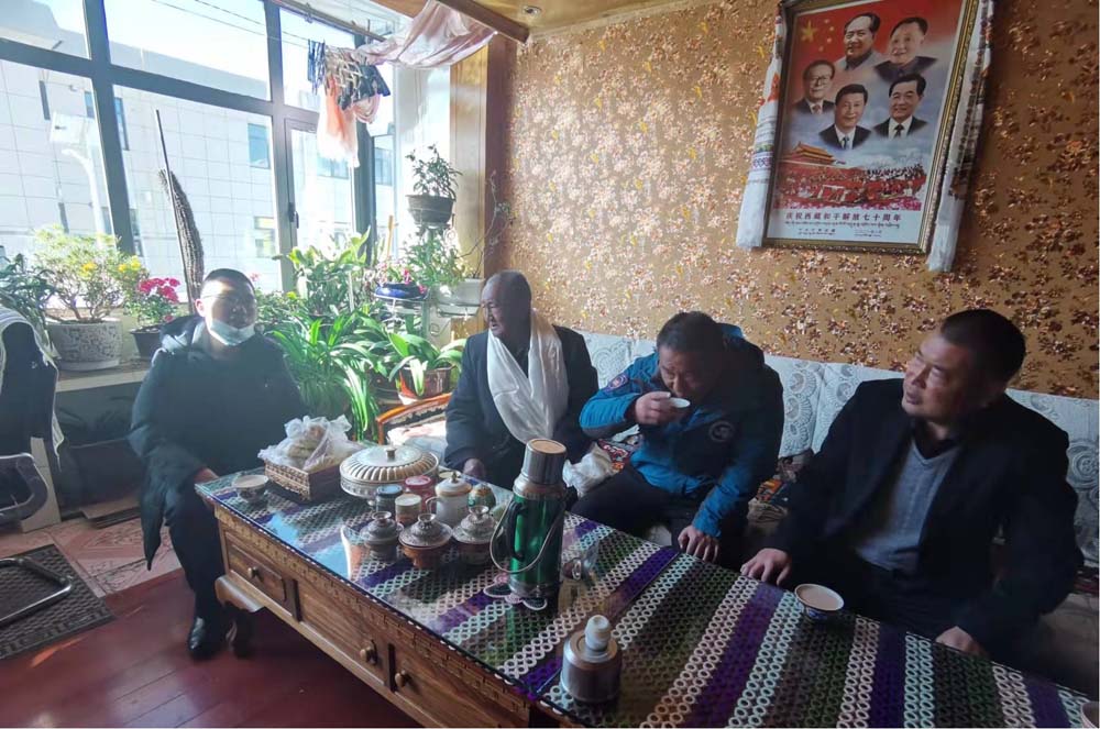 地质五队党委开展藏历新年慰问老干部活动现场.jpg
