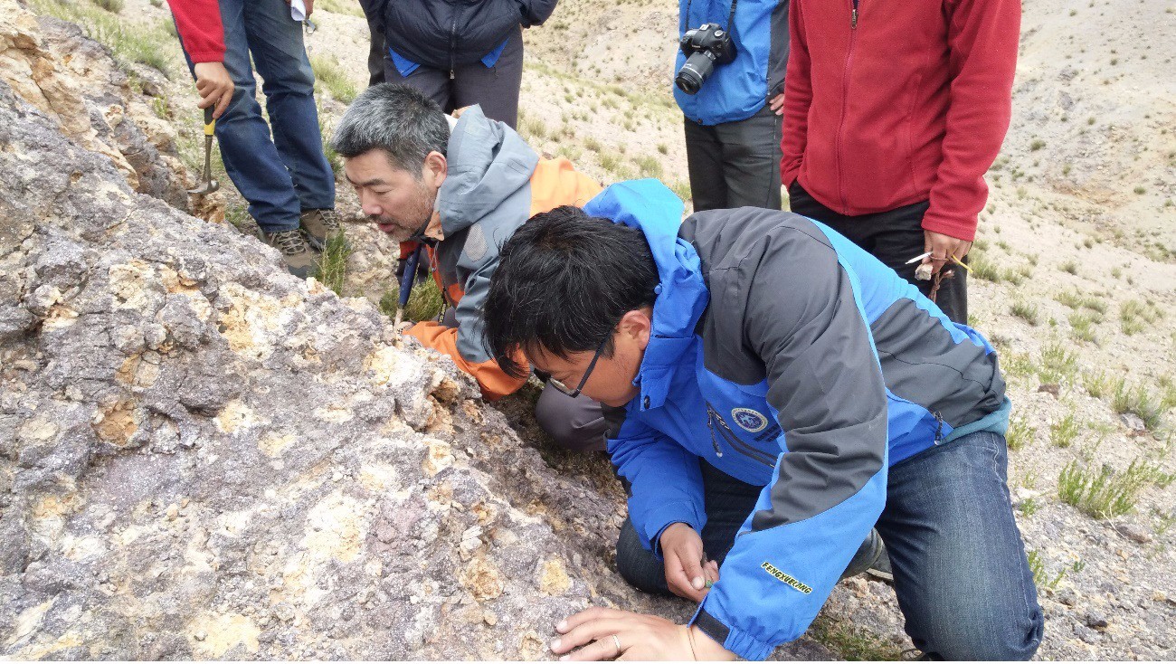 中国地科院研究所沈结苟唐菊兴一行在地质五队巫嘎错项目检查野外工作