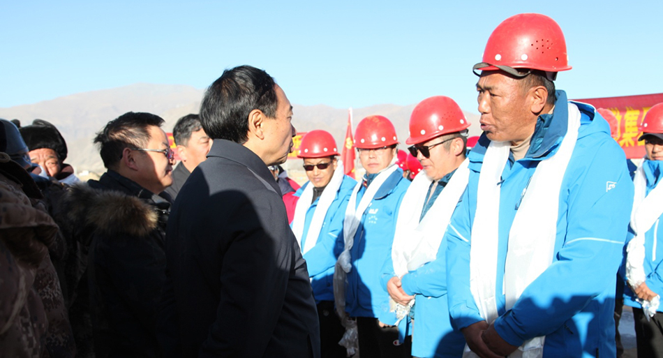 自治区副主席江白深入区地勘局野外工地看望慰问一线工作人员现场.jpg