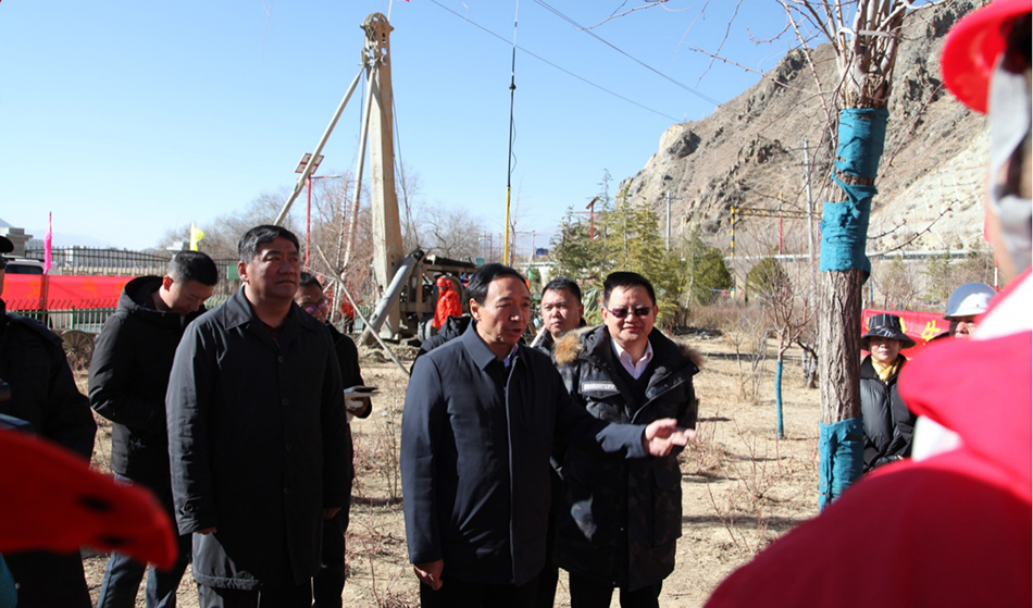 自治区副主席江白深入区地勘局野外工地看望慰问一线人员现场照片.jpg