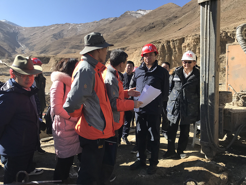 自治区副主席江白深入区地勘局“103”工程施工点调研指导工作.jpg