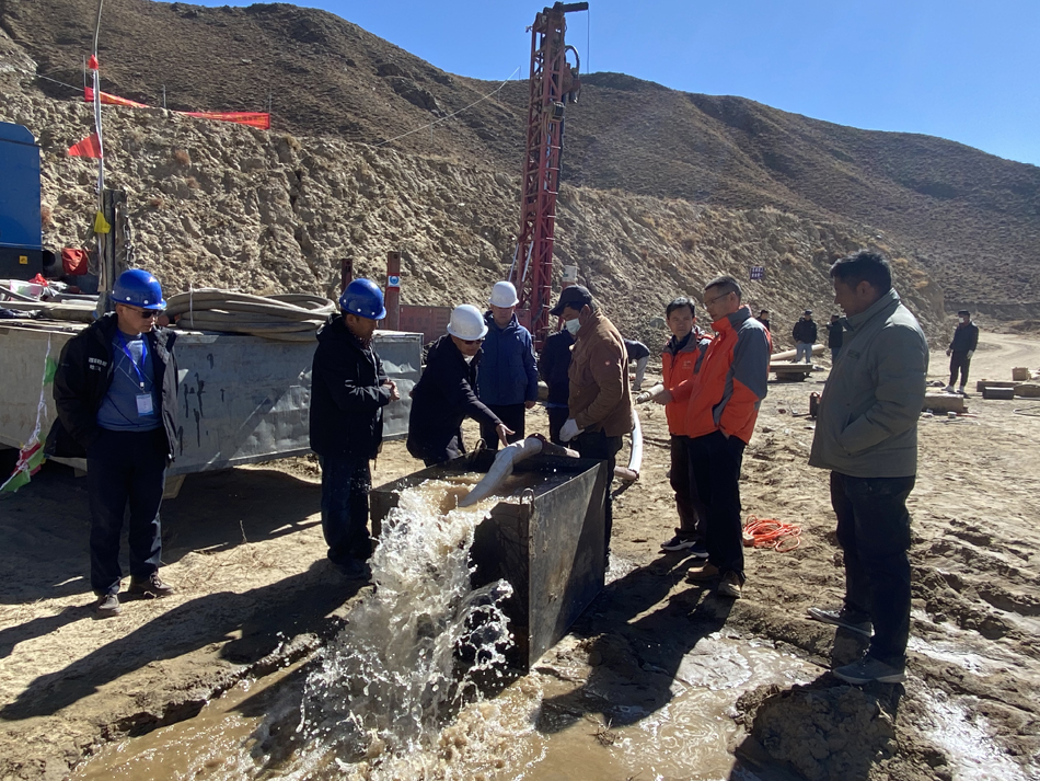 观看抽水试验现场.jpg