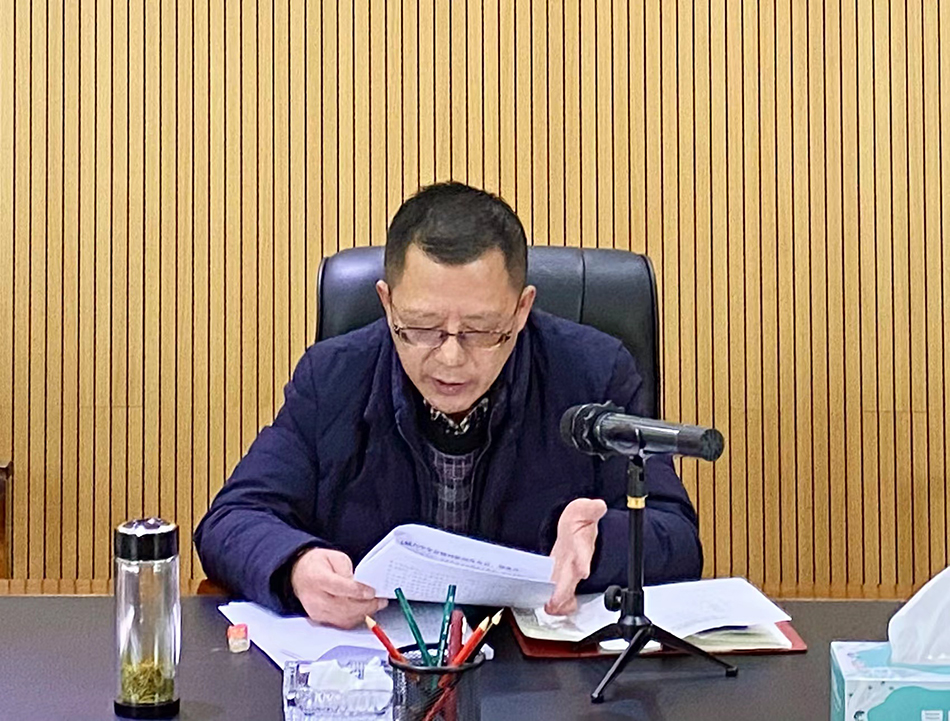 队党委书记在中心组第十二次学习会上.jpg