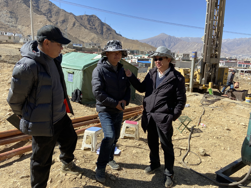 在地热队施工现场调研.jpg