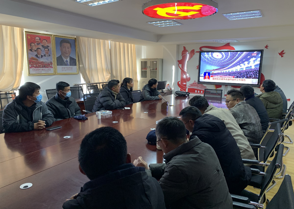 局属单位组织干部职工观看十三届全国人大五次会议开幕式电视直播.jpg