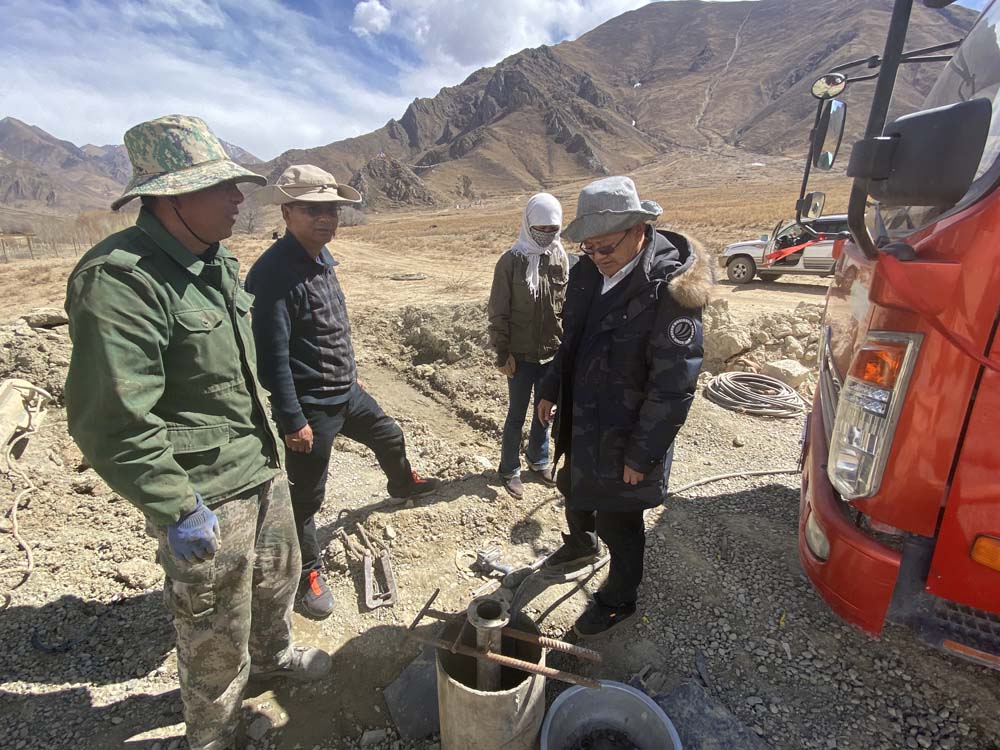 在西勘一线检查指导工作.jpg